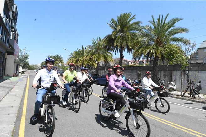 彰化县大村乡今（20）日正式启用MOOVO公共自行车，县长王惠美（紫衣者）等人体验最新一代自行车。（叶静美摄）