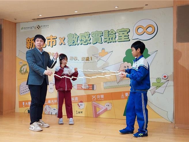 新北市教育局今（20）日与「数感实验室」签署合作备忘录MOU，从课程、营队到AI竞赛全面出击，带领学生跳脱课本公式的框架。（陈慰慈摄）