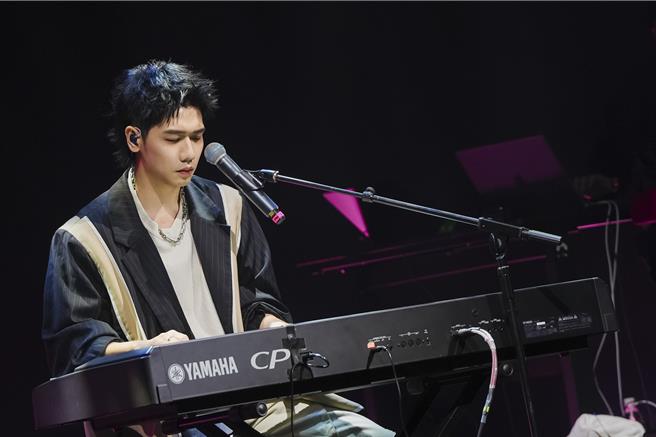 蔡旻佑推出新单曲〈喜欢你比说喜欢你更容易〉。（人见人爱娱乐提供）