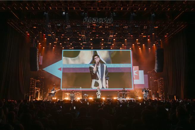 蔡旻佑日前在深圳首唱新歌。（人见人爱娱乐提供）