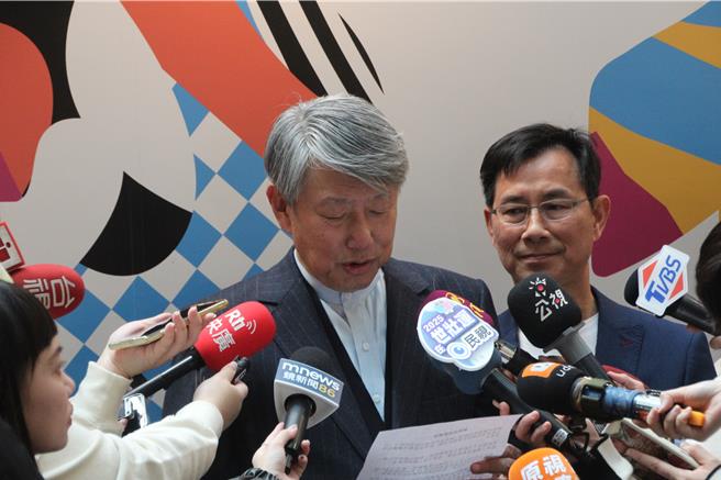 经济部长郭智辉更深怕再次讲错话，再次道歉时全程照稿念。（林良齐摄）