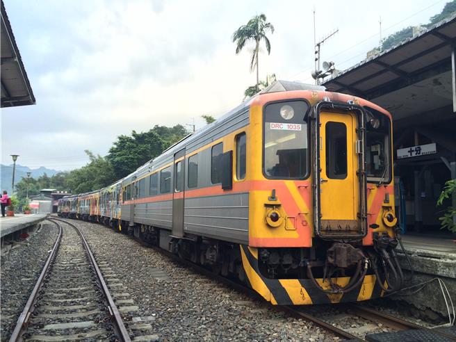 台铁将推出柴客暖心铁道记忆之旅，从台北站出发，停靠猴硐及平溪线十分站。（台铁公司提供／蔡明亘台北传真）