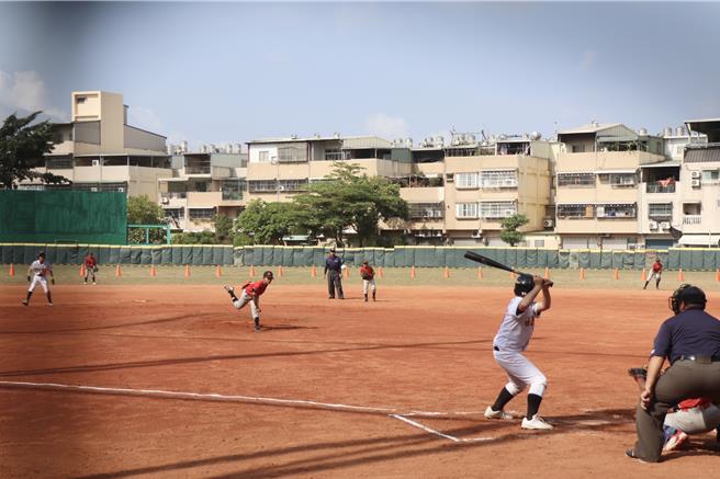 2025年「高雄市第25届台、日软式少年棒球锦标赛」将于22至25日在胜利、立德棒球场点燃战火，今年共有4支高雄市及4支日本大阪少棒劲旅参赛，8支队伍将全力夺取优胜奖杯及10万日圆冠军奖金。（高市府教育局提供／洪浩轩高雄传真）