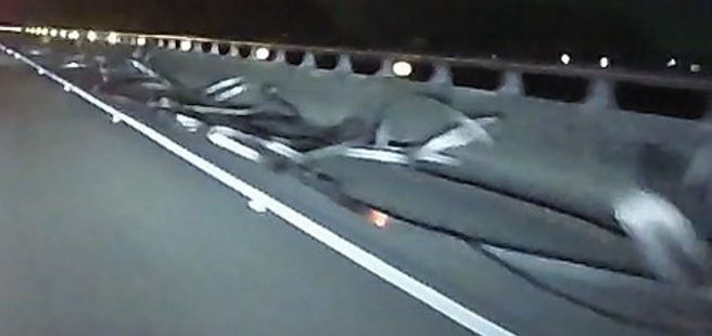 国道1号臺南新营路段16日深夜发生惊险事故，一辆营业半联结车北上行经294.5公里处时，疑因固定不慎，导致大批铁制物品掉落车道。（图警方提供／简铭柱翻摄）