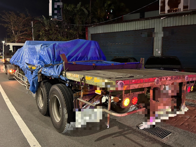 国道1号臺南新营路段16日深夜发生惊险事故，一辆营业半联结车北上行经294.5公里处时，疑因固定不慎，导致大批铁制物品掉落车道。（图警方提供／简铭柱翻摄）