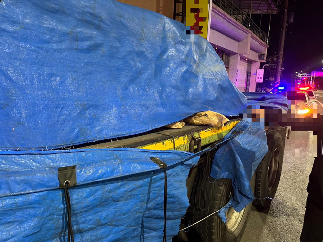 国道1号臺南新营路段16日深夜发生惊险事故，一辆营业半联结车北上行经294.5公里处时，疑因固定不慎，导致大批铁制物品掉落车道。（图警方提供／简铭柱翻摄）