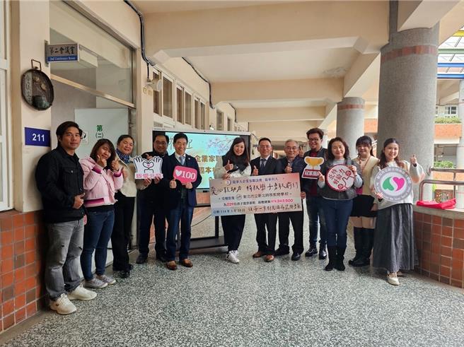 為幫助新北特殊教育學校身心障礙學童擁有更舒適、安全的行走體驗，龍華人企業家聯誼會日前舉辦「愛心鞋助力 特教學子勇敢前行」公益活動，號召校友學長姊透過認購價值1500元的愛心鞋，為特教孩子們提供實質的支持與鼓勵。此次活動共募集229雙愛心鞋、近35萬的善款，不僅溫暖了孩子們的心，也展現了龍華企業家回饋社會的正向力量。（圖／校方提供）