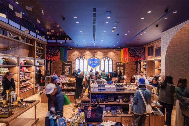 日本哈利波特周边商品专卖店「Harry Potter - Mahou Dokoro」首间海外常设型店铺空间宽敞舒适，吸引眾多民眾朝圣。（吴松翰摄）