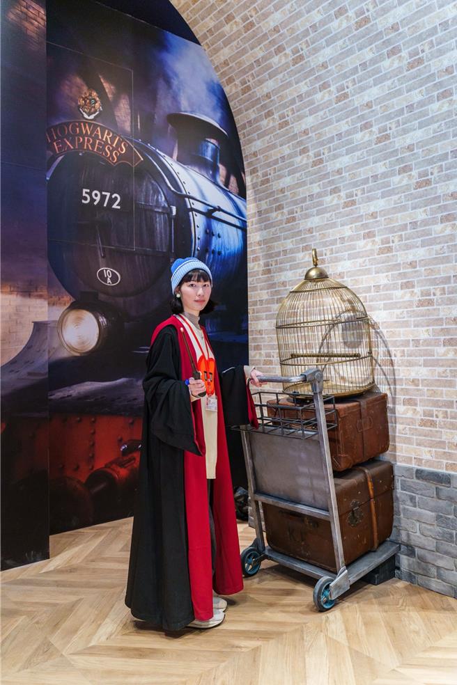 日本哈利波特周边商品专卖店「Harry Potter - Mahou Dokoro」首间海外常设型店铺的「九又四分之三月台」超还原，可穿着巫师袍打卡拍照。（吴松翰摄）
