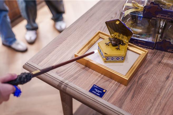 日本哈利波特周边商品专卖店「Harry Potter - Mahou Dokoro」首间海外常设型店铺引进原创且可连动的「哈利波特 声控魔杖ver.1.5」和「巧克力蛙音乐盒」，首次在台亮相，分别为2280	元、1980元。（吴松翰摄）