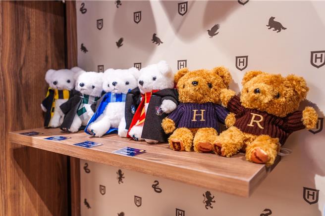 日本哈利波特周边商品专卖店「Harry Potter - Mahou Dokoro」首间海外常设型店铺推出限定的绒毛小熊，共有6款，980元。（吴松翰摄）