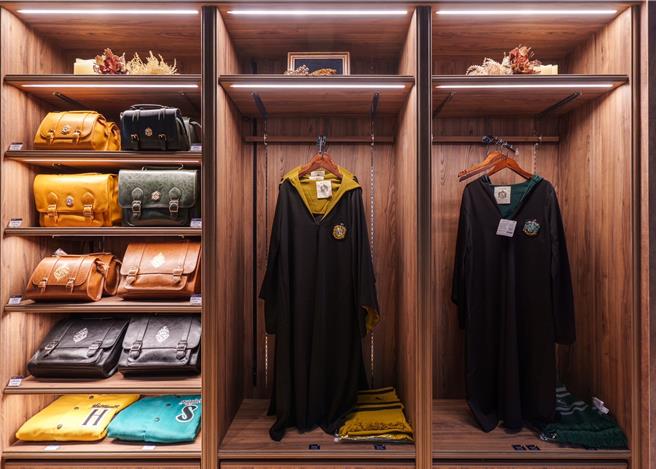日本哈利波特周边商品专卖店「Harry Potter - Mahou Dokoro」首间海外常设型店铺推出许多经典商品，包含巫师袍、剑桥包等，应有尽有。（吴松翰摄）