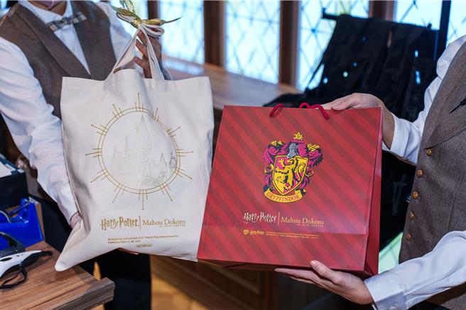 日本哈利波特周边商品专卖店「Harry Potter - Mahou Dokoro」首间海外常设型店铺满额赠品很有诚意，分别为「学院纸袋」与台湾独家的「霍格华兹城堡托特包」。（吴松翰摄）