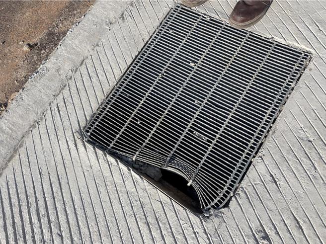 桃园航空城五权里安置街廓地内出现道路面凹凸不平、人行道铺面粗糙龟裂，人孔盖高低不一严重破损的状况。地方批，已开始点交工区却像废墟般，道路高低差严重，安置户进入点交恐有安全疑虑，且公设施工品质状况极差。（廖姮玥摄）