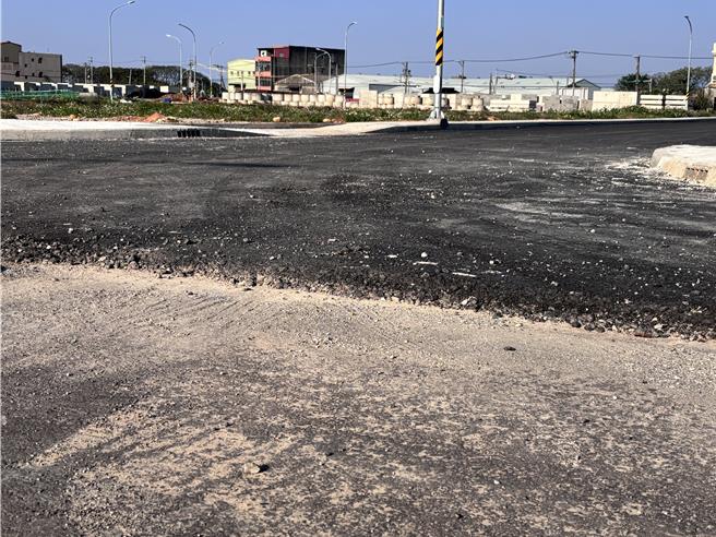 桃园航空城五权里安置街廓地内出现道路面凹凸不平、人行道铺面粗糙龟裂，人孔盖高低不一严重破损的状况。地方批，已开始点交工区却像废墟般，道路高低差严重，安置户进入点交恐有安全疑虑，且公设施工品质状况极差。（廖姮玥摄）