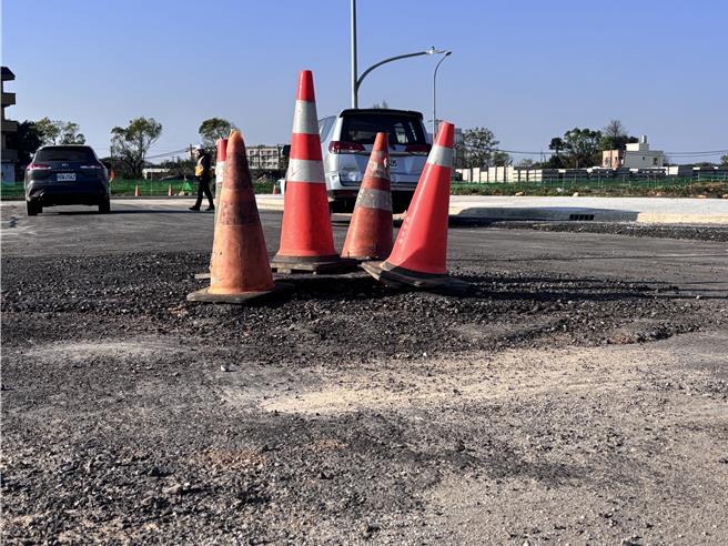 桃园航空城五权里安置街廓地内出现道路面凹凸不平、人行道铺面粗糙龟裂，人孔盖高低不一严重破损的状况。地方批，已开始点交工区却像废墟般，道路高低差严重，安置户进入点交恐有安全疑虑，且公设施工品质状况极差。（廖姮玥摄）