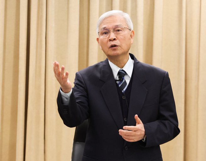 中央银行20日举行理监事会会后记者会，中央银行总裁杨金龙（见图）表示，本年全球经济成长降温，且前景面临诸多风险，恐影响国内经济成长力道。为审慎因应美国经贸政策等不确定因素带来之影响，本行理事会认为本次维持政策利率不变，将有助维繫整体经济金融稳健发展。（陈俊吉摄）