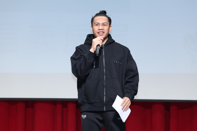 曾获信义至善奖学金的拳击国手甘家葳来自信义乡，他鼓励学弟妹勇敢追梦。(图/信义房屋 提供)