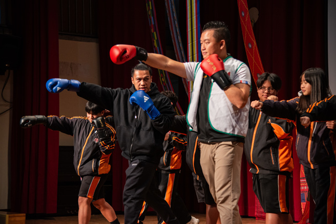 「信义至善奖助学金」25周年颁奖典礼，邀请信义乡出身的拳击国手甘家葳现场示范拳击教学。(图/信义房屋 提供)