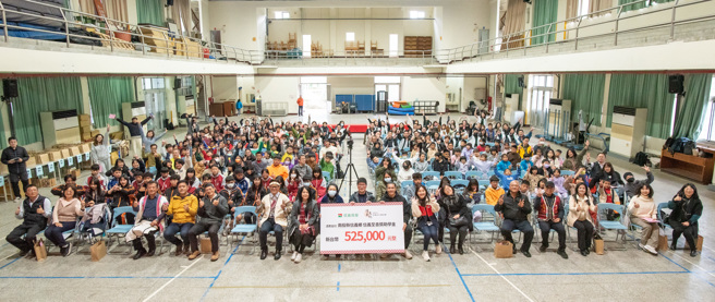 信义房屋志工团3月19日前往南投信义乡，举办「信义至善奖助学金」25周年颁奖典礼，由信义企业集团创办人夫人周王美文率队出席，亲送奖学金与礼品给210位信义乡国中与国小优秀学生。(图/信义房屋 提供)