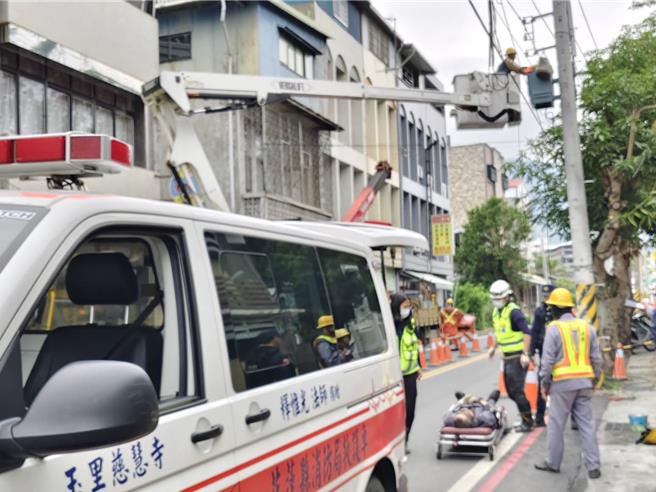 花莲玉里镇中华路上午有台电施工意外，造成工程人员被电弧灼伤。（民眾提供）
