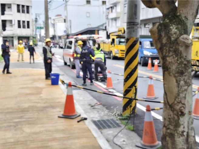 花莲玉里镇中华路上午发生台电施工意外，造成工程人员被电弧灼伤。（民眾提供）