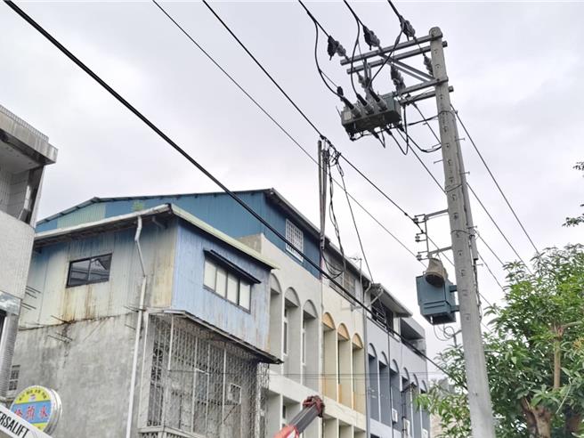 花莲玉里镇中华路上午有台电施工意外，造成工程人员被电弧灼伤。（民眾提供）