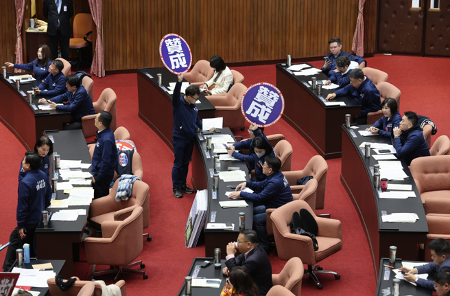 立法院3月7日院会表决行政院所提财划法、中央政府总预算覆议案处理议程等相关事宜，国民党则高举「赞成」手牌。（资料照片/姚志平摄）