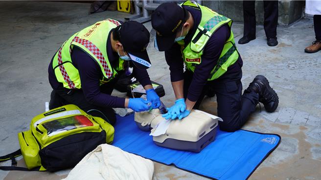 消防局专业救护人员示范CPR急救过程。（宝智华摄）