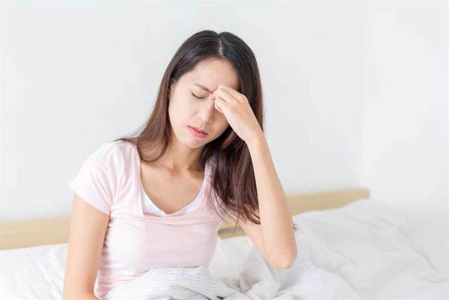 一名年轻女子因突然头痛而就诊，进一步做脑血管检查，结果竟是血管裂开了。（示意图：shutterstock／达志）