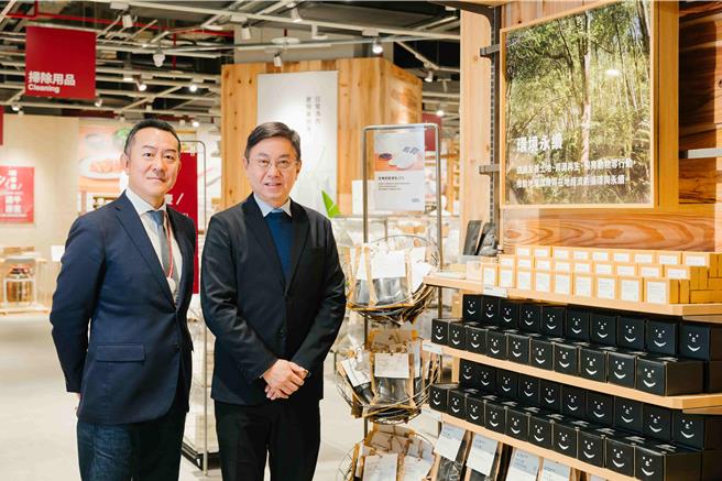 台湾无印良品吉田明裕总经理（左）与林业保育署林华庆署长共同实践循环经济。（图／MUJI）