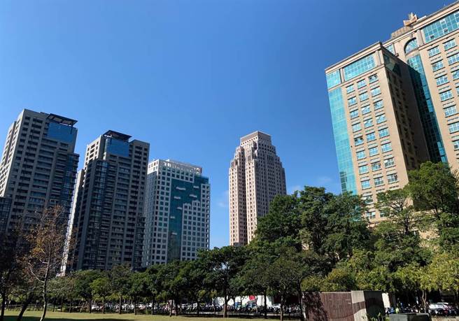 央行没有推出第八波房市管制，但房仲认为以现在的经济环境来看，房市仍然面临两大风险。(资料照片)