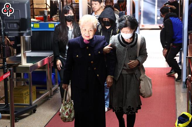 台北地院20日针对京华城案开庭，提讯前台北市长柯文哲等4人。柯文哲妻子陈佩琪（右）、母亲何瑞英（左）抵达北院领完旁听证后，回家休息，在开庭前返回北院旁听。（邓博仁摄）