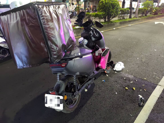 三重中正南路上发生一起疑似自摔的严重车祸，男子送医抢救仍宣告不治。（翻摄画面）