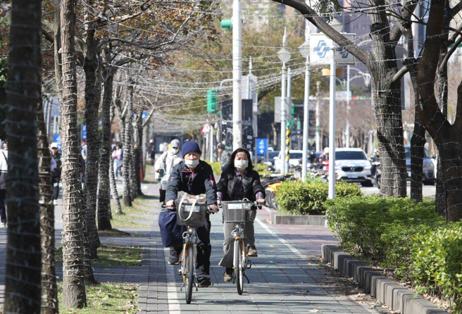 21日白天阳光出来后，气温将明显上升，西半部高温23至25度，东半部约20、21度。（示意图／资料照）