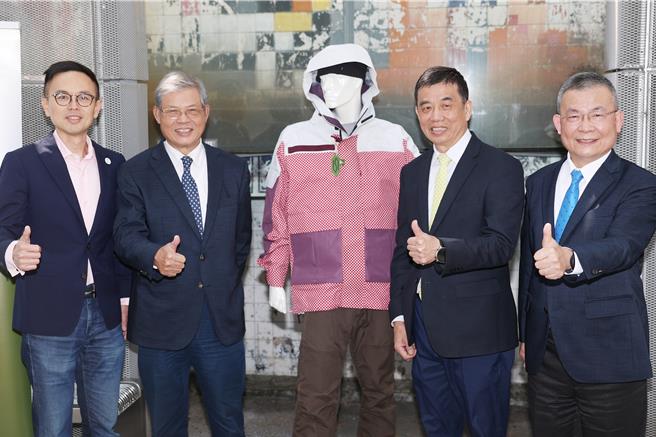 南亞纖維20日舉辦SAYA媒體分享記者會，纖維事業部副總經理陳志文（右起）、資深副總經理蔡昌明、顧問黃信義、SAYA餘創品牌長施淙文一同合影留念。（杜宜諳攝）