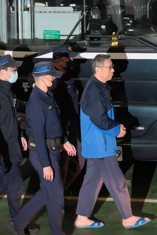 台北地院20日提讯柯文哲（右一）进行诉讼争点整理及延押讯问，柯深夜还押北所。（郭吉铨摄）