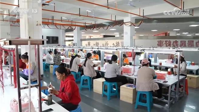 搬得出住得穩能致富陸脫貧攻堅戰給出漂亮成績單。（大陸央視）