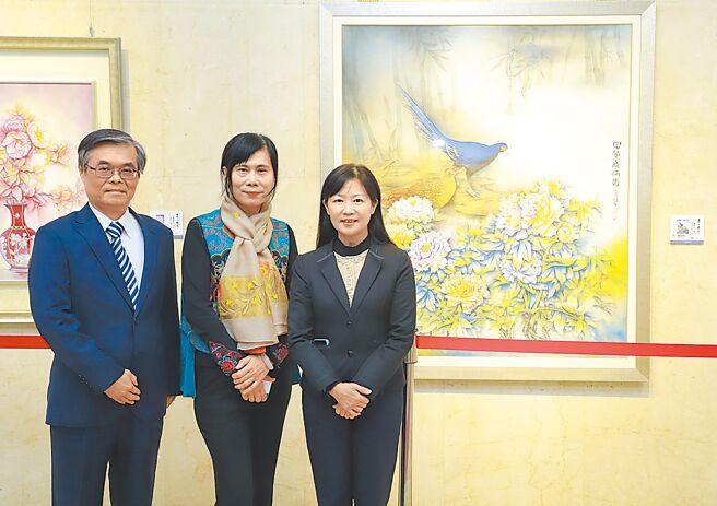 土地银行副总经理蔡慈瑛（右）、南投艺术家陆素华（中）、土地银行秘书处长程权胜（左）于开展前合影。图／土地银行提供