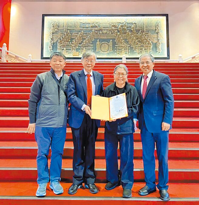 執行董事曾鴻鍊（左二）致贈感謝牌給Haigo & Irene Shen Foundation董事長Shen-Chow（右二）；前副校長王健行教授（左一），唐彥博校長（右一）。圖／聖約翰科技大學提供