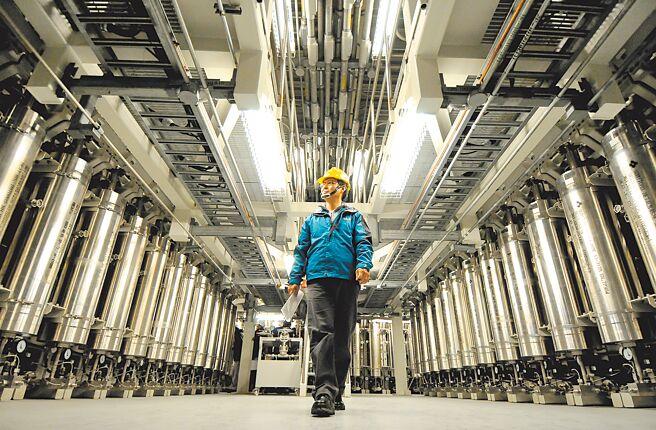 台电核四厂「紧急停机系统－微调控制棒驱动系统」，当紧急状况发生时，可将控制棒插入反应炉中，让反应炉中的中子停止分裂。（本报资料照片）