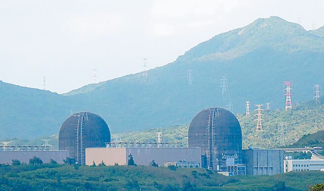 中研院预估，到2050年，我国需要5000亿度电，现在马上可用的无碳电力恐怕就是核二、三厂。图为核三厂。（本报资料照片）