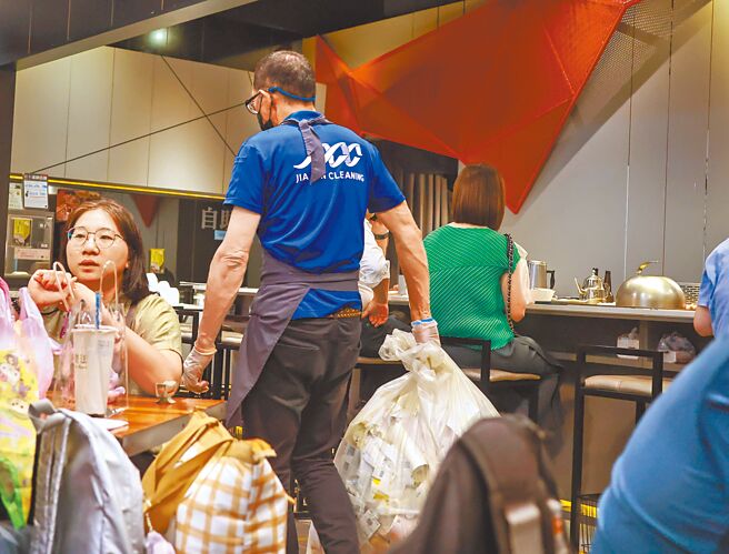 针对预算删减及冻结，中央各部会几乎都是先撙节水电费、一般事务等开支，未料劳动部率先拿基层的保全、清洁人员开刀。示意图为清洁人员工作，非新闻当事人。（本报资料照片）