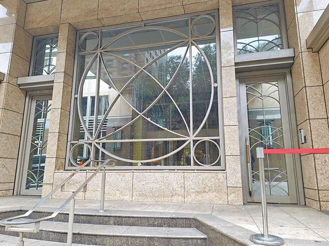 南投县10多名茶农，19日北上到郭台铭信义区豪宅前抗议，3名男子因朝大楼丢鸡蛋遭警方依法送办。（民眾提供／林郁平台北传真）