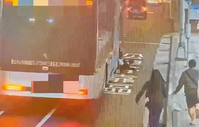 三重客運朱姓女司機17日駕駛265區路線公車，行經忠孝西路1段停靠區讓乘客上下車時，沒注意到周姓女乘客未上車即關門開車，導致周女遭夾在車門外被拖行約50公尺。（民眾提供／丁上程台北傳真）