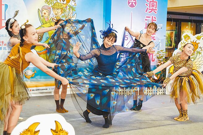 宜兰绿色博览会将在29日开幕，绿博主题曲〈活成一道光〉19日发表，舞者透过肢体语言传达主题曲的意涵与绿博愿景。（李忠一摄）