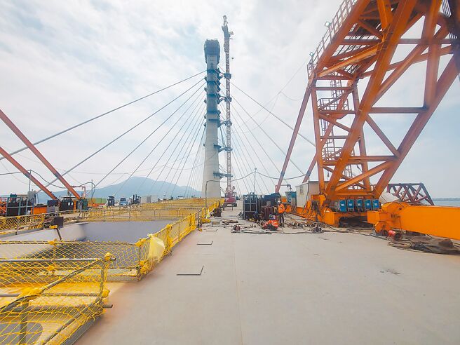 立法院交通委员会19日考察淡江大桥工程进度，淡江大桥淡水端桥面板完成闭合。（张铠乙摄）