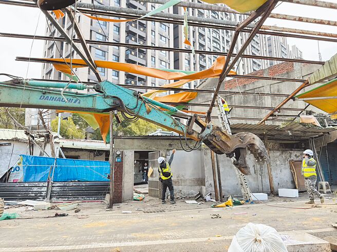 桃市府斥資1000萬租用市六用地當臨時市場，17日啟動重機具拆除忠貞市場違建，民眾期待市容改變。（經發局提供／廖姮玥桃園傳真）