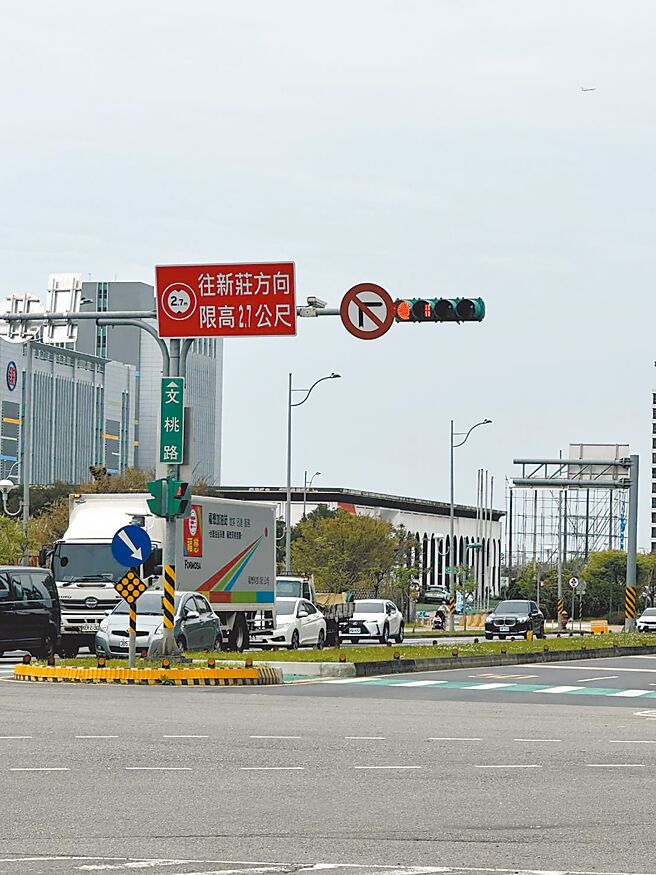 桃园龟山警方在文桃路与文南路口执行大货车禁行科技执法路口，避免5吨以上大货车进入新北新庄寿山路，目前进入宣导期，4月1日起若车辆违规进入就会开罚。（警方提供／赖佑维桃园传真）