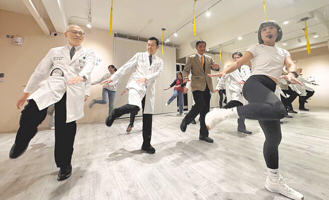 台南市奇美医院运动强化中心19日开张，院长林宏荣（左二）等多名医师大跳有氧体操，宣导运动的重要性。（曹婷婷摄）